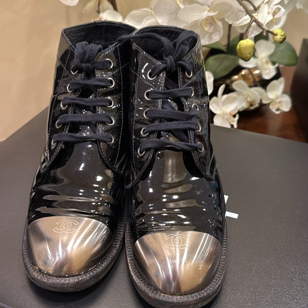 RARE Chanel Patent Leather Metal Toe CC Boots 37,5 - Picture 4 of 6